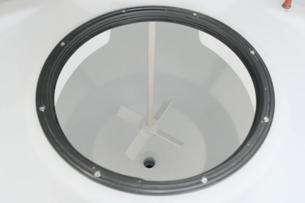 Емкость ЦКТ 3000 л с патрубком 90мм с фланцем под плотность до 1,5 г/см³ белая в обрешетке с лестницей